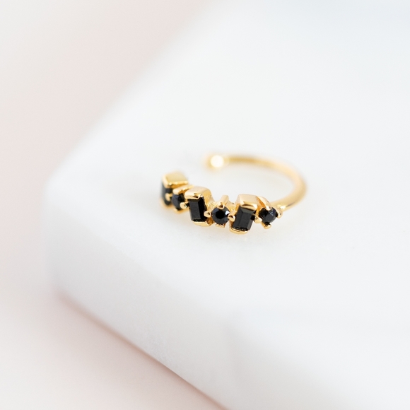 Black Stone Ear Cuff (S925) - Picture 4 of 8